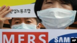 Para anggota Serikat Pekerja Kesehatan dan Medis Korea Selatan memprotes kurangnya kontrol Pusat Medis Samsung dalam mencegah penyebaran MERS (19/6). (AP/Ahn Young-joon)