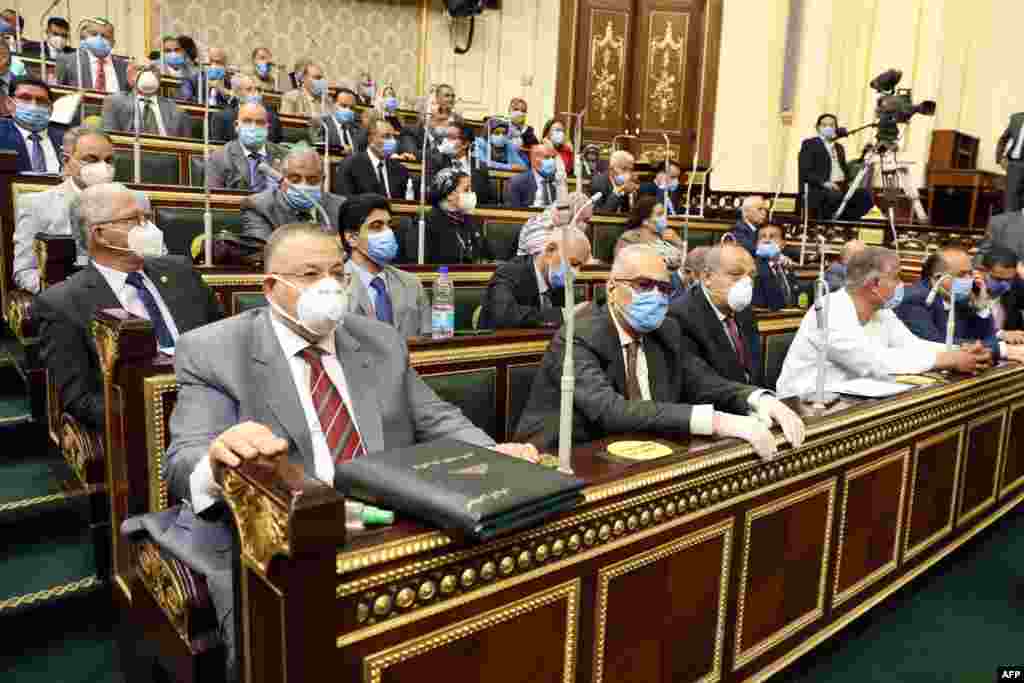Wabunge wa Misri members wakikutana Cairo on Julai 20, 2020. - Bunge la nchi hiyo katika kikao chake cha ndani Julai 20, ilipitisha uwezekano wa kupeleka vikosi nchini Libya kumuunga mkono Khalifa Haftar ambaye ni rafiki wa Cairo, iwapo vikosi vinavyosaidiwa na Uturuki vitauteka tena mji wa Sirte. (Photo by - / AFP)