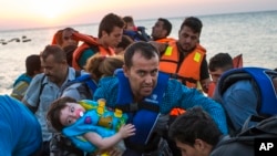 Para migran dari Suriah tiba di Pulau Kos, Yunani (13/8).