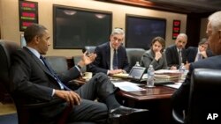 Le président Obama en réunion avec l'équipe de sécurité nationale pour discuter de l'évolution de la situation à Boston – 19 avril, 2013 (photo fournie par la Maison-Blanche)