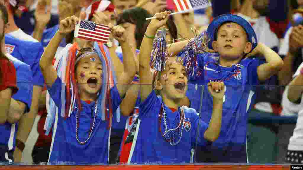 Des supporteurs de l’équipe américaine célèbrent Etats-Unis sur l'Allemagne (2-0) en demi-finale de la Coupe du Monde/Dames 2015 de la FIFA au Stade olympique, le 30 juin 2015 à Montréal, Québec. Credit: Michael Chow-USA Today Sport - RTX1IIME