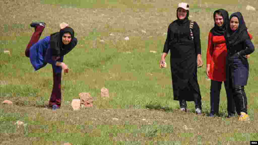 جشنواره بازی&zwnj;های بومی و محلی عشایر شهرستان کوهدشت در استان لرستان. عکس: بیات آزاد بخت، ایسنا