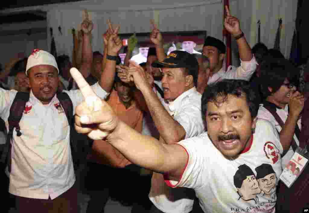 Supporters of Indonesian presidential candidate Prabowo Subianto shout slogans in Jakarta, July 9, 2014.