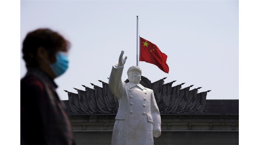 Kota Wuhan, Hubei, China, mengibarkan bendera 1/2 tiang untuk mereka yang menderita pneumonia akibat virus corona pada hari Festival Ching Ming, 4 April 2020. (Foto: dok).