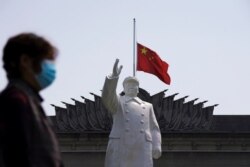 Kota Wuhan, Hubei, China, mengibarkan bendera 1/2 tiang untuk mereka yang menderita pneumonia akibat virus corona pada hari Festival Ching Ming, 4 April 2020. (Foto: dok).