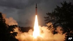 지난 2013년 9월 인도 오디샤에서 핵탄두 탑재가 가능한 '아그니-V' 대륙간탄도미사일을 시험발사했다.