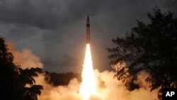 Dalam foto yang dirilis oleh Organisasi Riset dan Pengembangan Departemen Pertahanan India (DRDO) ini, nampak roket Agni-V yang memiliki kemampuan untuk membawa senjata nuklir diluncurkan dari pulau Wheelar, lepas pantai timur Odisha, India (15/9). 