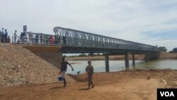 The states of Gogrial, Tonj and Wau are now connected by the new bridge in Kuajob. (Waakhe Simon Wudu/VOA) 