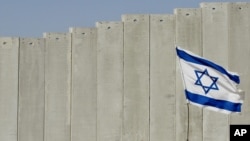 이스라엘이 팔레스타인 가자지구와의 분리를 위해 세운 장벽 주변에 이스라엘 국기가 걸려있다. (자료사진)