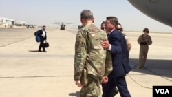 Secretary of Defense Ash Carter is greeted by General MacFarland in Baghdad, July 11, 2016. (C. Babb/VOA)