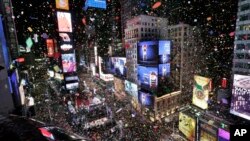 미국 뉴욕시 맨해튼의 타임스퀘어 광장에서 1일 새해를 알리는 카운트다운과 함께 축제가 벌어졌다. 