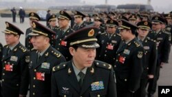 Các đại biểu Quân đội Giải phóng Nhân dân Trung Quốc xếp hàng trước Đại Sảnh Đường Nhân để dự phiên họp Quốc hội tại Bắc Kinh ngày 4/3/2016.