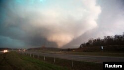 Tornado di Sands Springs, Oklahoma, 25 Maret 2015 (Foto: REUTERS/Jeff Piotrowski)