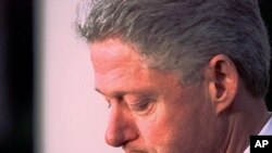 Prezidan Bill Clinton nan moman eskandal Monica Lewinsky a (Foto Achiv).