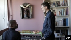 Zahed (phải) và người bạn đời Jantjies trong một cuộc phỏng vấn với hãng tin AP, tại Sevran, bên ngoài Paris, 22/10/2012