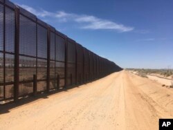 El presidente Donald Trump ha reiterado que el muro que quiere construir busca impedir la migración ilegal y la entrada de drogas al país.