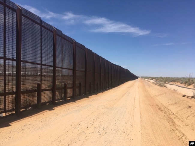 El presidente Donald Trump ha reiterado que el muro que quiere construir busca impedir la migración ilegal y la entrada de drogas al país.