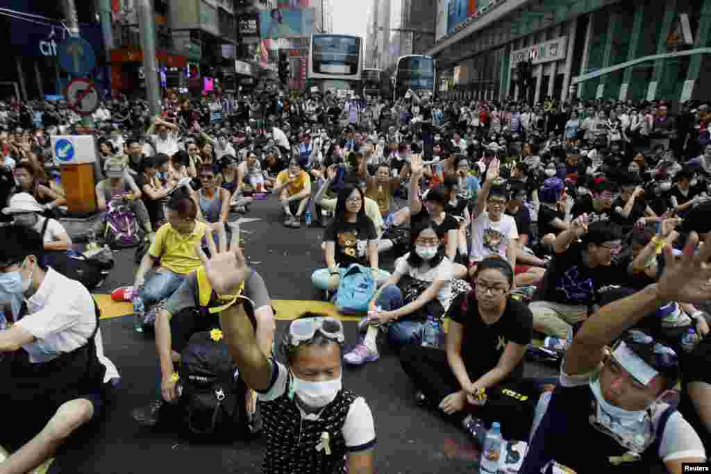 ہانگ کانگ میں جمہوریت کے ہزاروں حامی سڑکوں پر مظاہرے کر رہے ہیں۔ 