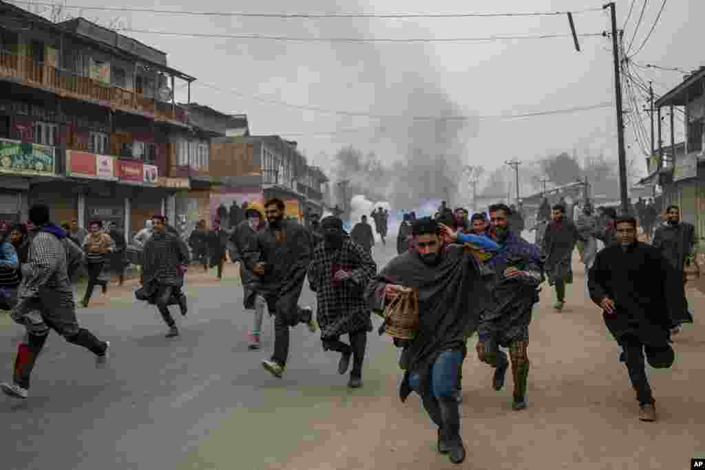 بھارت کے زیر انتظام کشمیر میں مظاہروں کے سبب کئی روز تک کرفیو کا نفاذ رہا