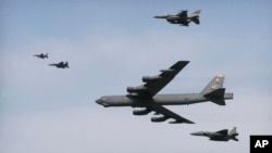 ເຮືອບິນຖິ້ມລະເບີດ B-52 ຂອງກອງທັບອາກາດ ສະຫະລັດ ບິນຜ່ານນ່ານຟ້າ ຖານທັບອາກາດ Osan ໃນ ເມືອງ Pyeongtaek, ປະເທດເກົາຫຼີໃຕ້, ວັນທີ 10 ມັງກອນ 2016. ເຮືອບິນດັ່ງກ່າວ ບິນຢູ່ໃນລະດັບຕ່ຳ ເທິງນ່ານຟ້າຂອງເກົາຫຼີໃຕ້ ເມື່ອວັນອາທິດຜ່ານມາ, ສະແດງໃຫ້ເຫັນ ກອງກຳລັງ ຈາກສະຫະລັດ ລັກສະນະ ການປະເຊີນໜ້າກັນ ແບບສົງຄາມເຢັນ ລະຫວ່າງກຸ່ມພັນທະມິດ ເກົາຫຼີໃຕ້ ແລະ ເກົາຫຼີເໜືອ.