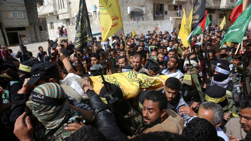 enmascarados cargan el cuerpo de Hamdan Abu Amsha, un joven de 23 aÃ±os, muerto el viernes en los enfrentamientos en Gaza entre palestinos y fuerzas israelÃ­es, que el secretario general de la ONU Antonio Guterres ha pedido sean investigados. Marzo 31 de 2018.