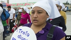 12月15號，一名婦女在利馬舉行示威，要求給予移民有尊嚴的醫療待遇。