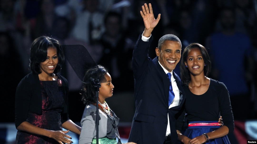 Tổng thống Barack Obama cùng Ðệ nhất phu nhân Michelle Obama và con gái Malia và Sasha trong đêm bầu cử tại Chicago.