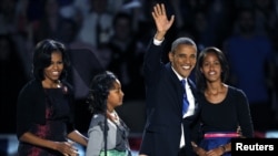 Predsednik Obama je posle osvojenog drugog predsedničkog mandata izašao na binu sa suprugom Mišel i ćerkama Sašom i Malijom.