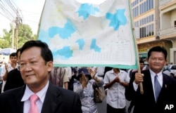 Các nhà lập pháp và ủng hộ viên của phe đối lập Sam Rainsy xuống đường tuần hành với bản đồ Campuchia.