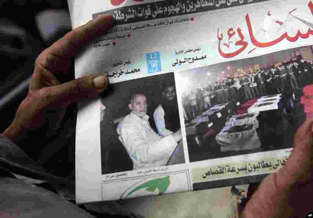 Raia wa Misri akishika gazeti la Al-Ahram likionesha picha ya kiongozi wa kidini wa Muslim Brotherhood, aliyekamatwa Cairo, August 20, 2013.