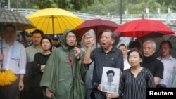 홍콩 정부 청사 앞에서 야당 의원들이 캐리 람 행정장관의 사퇴를 요구하고 있다. 