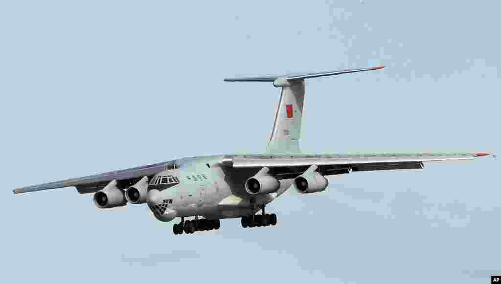 Máy bay Ilyushin IL-76 của Trung Quốc hạ cánh tại sân bay quốc tế Perth, Australia, sau khi trở về từ hoạt động tìm kiếm chuyến bay MH370 bị mất tích, ngày 10/4/2014.