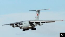 Un avión chino aterriza en el aeropuerto de Perth, en Australia, luego de regresar de sus tareas de búsqueda desde el aire.