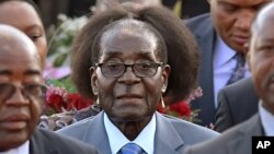 Umongameli Robert Mugabe esanda kwethekelela iSouth Africa. (AP Photo)