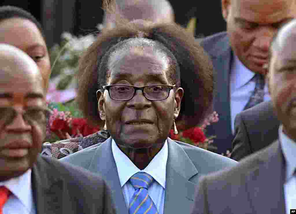 Tổng thống Zimbabwe Robert Mugabe, giữa, đến thủ đô Pretoria của Nam Phi cho một chuyến thăm nhà nước, ngày 7 tháng 4, 2015.