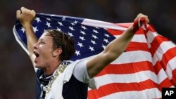 Abby Wambach mừng đội Mỹ thắng Nhật Bản, đoạt chức vô địch Olympic London 2012.