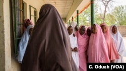 بوکوحرام کے قبضے سے آزاد کرائی جانے والی دپاچی سکول کی چند لڑکیاں۔ دہشت گرد گروپ نے اسکول کے ہوسٹل پر حملہ کر کے تقریباً ایک سو لڑکیوں کو اغوا کر کے اپنے ساتھ لے گئے تھے۔ 