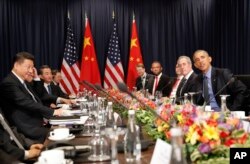 在秘鲁参加亚太峰会的美国总统奥巴马和中国主席习近平以及双方代表团举行会谈（2016年11月19日）