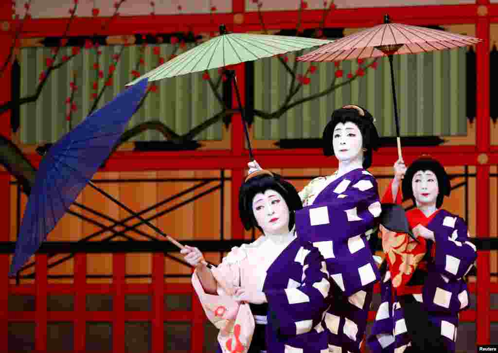 Tiga orang Geisha, wanita penghibur tradisional Jepang, melakukan tarian pada festival Azuma Odori di teater Shinbashi Enbujo, Tokyo.