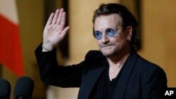 Bono, vokalis band rock U2 