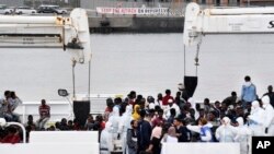 13일 지중해 리비아 해역에서 구조된 후 이탈리아 해양 경비정 디시오티(Diciotti)에 탄 난민들이 이탈리아 남부 카탈리나 시칠리아 항구에서 하선하기를 기다리고 있다.
