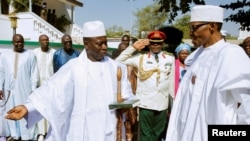 Le président de la Gambie, Yahya Jammeh, reçoit le président nigérian Muhammadu Buhari à Banjul, en Gambie, 13 janvier 2017. 