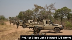 ARCHIVES - Des soldats réagissent à une embuscade pendant un entraînement lors de l'exercice Flintlock 2019 près de Po, au Burkina Faso, le 26 février 2019.
