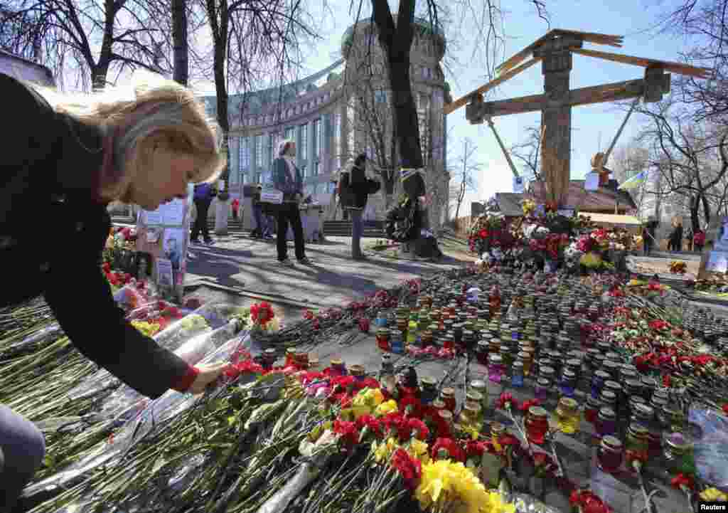 Цветы в память погибших во время столкновений в Киеве