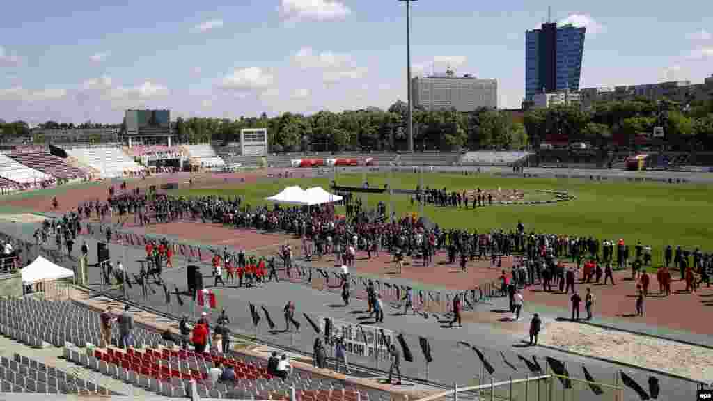 Une vue générale du stade du Dinamo Bucarest lors d'une cérémonie d'adieu pour le milieu de terrain camerounais Patrick Claude Ekeng à Bucarest, en Roumanie, le 13 mai 2016.