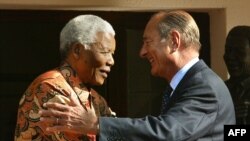 Le 2 septembre 2002, le président français Jacques Chirac avec Nelson Mandela.