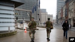 بیلجئم کے شہر برسلز میں یورپی یونین کے صدر دفتر کے سامنے مسلح فوجی اہلکار تعینات ہیں