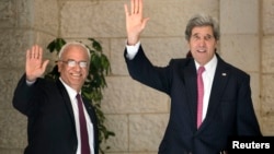 중동을 순방 중인 미국의 존 케리(오른쪽)국무장관이 4일 팔레스타인 지도부와 회담 전 기자들에게 손을 흔들고 있다. 