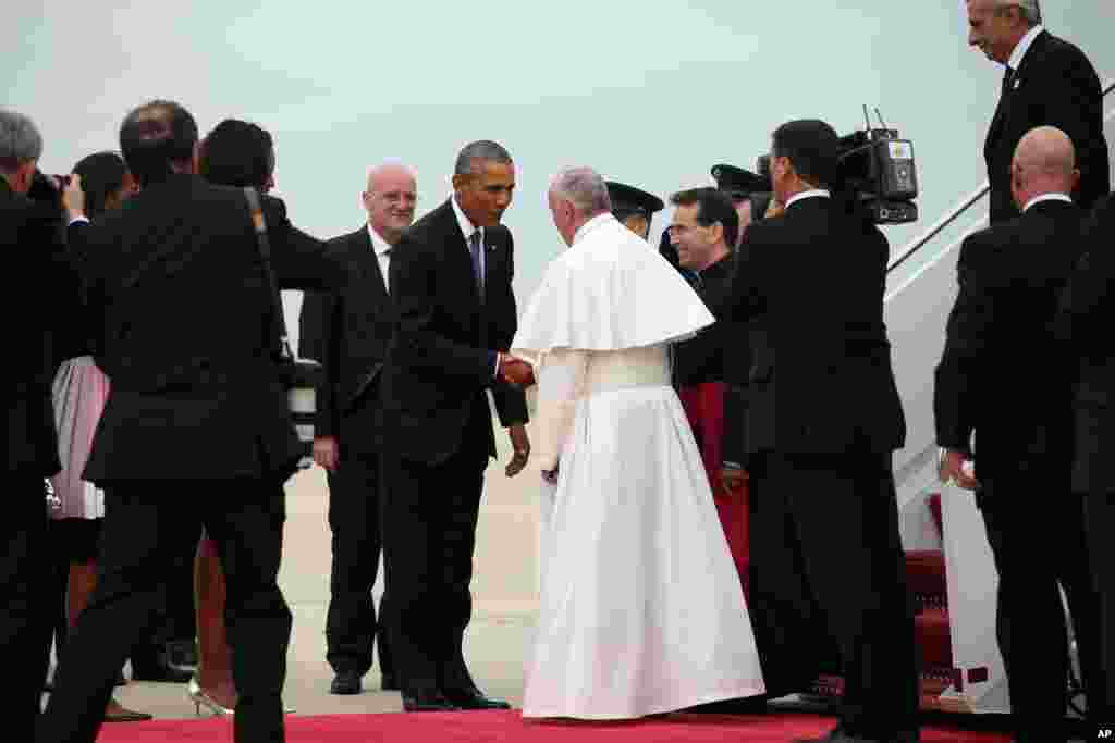 President Barack Obama greets Pope Francis upon his arrival at Andrews Air Force Base, Md., Sept. 22, 2015.