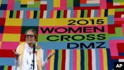 Aktivis AS Gloria Steinem berpidato dalam acara pembukaan Women Cross DMZ di Paju, Korea Selatan, Minggu, 24 Mei 2015. (AP Photo/Ahn Young-joon)